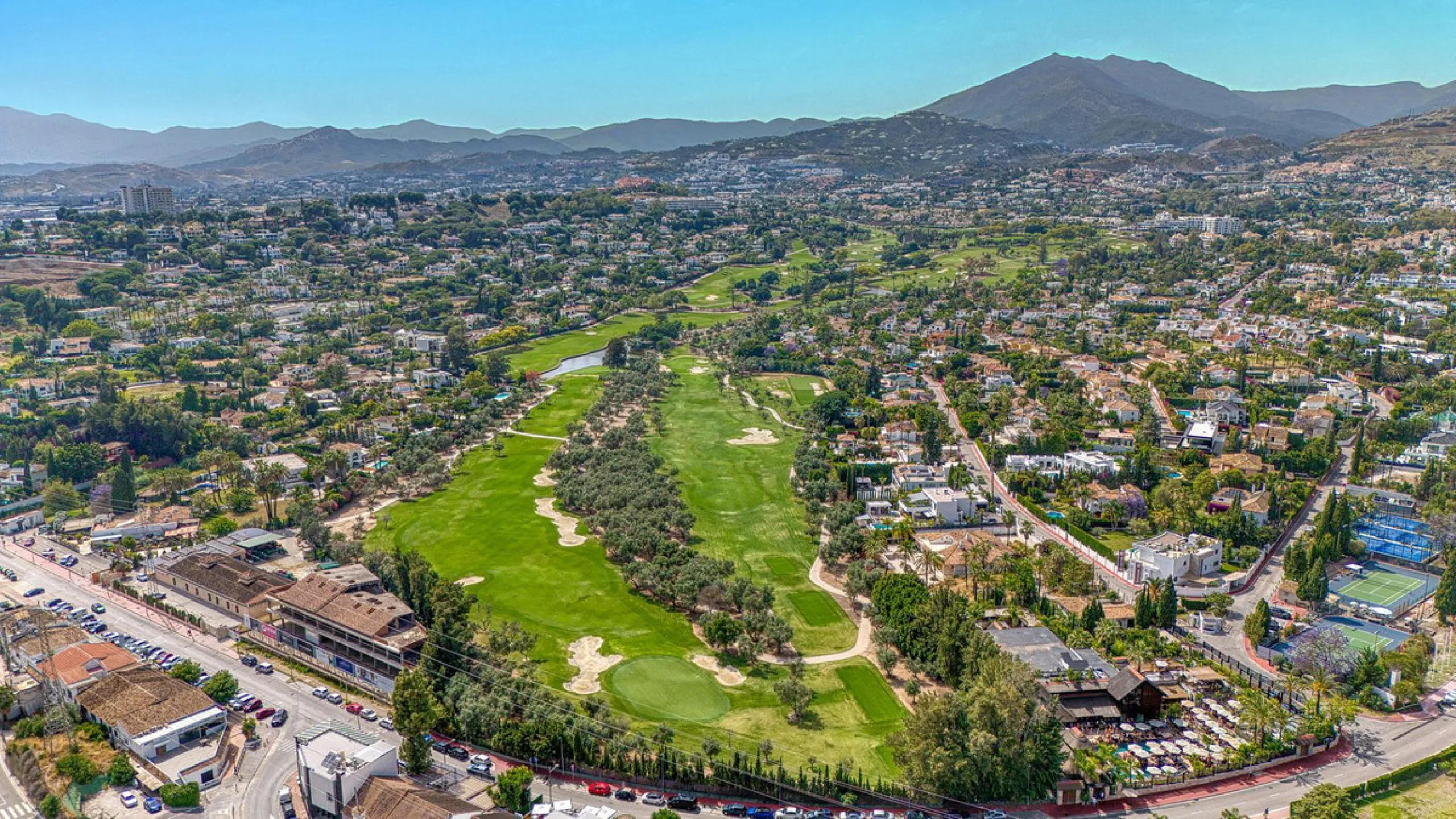 Elegant 3-Bedroom Townhouse with Golf & Mountain Views in Gated Nueva Andalucía Community