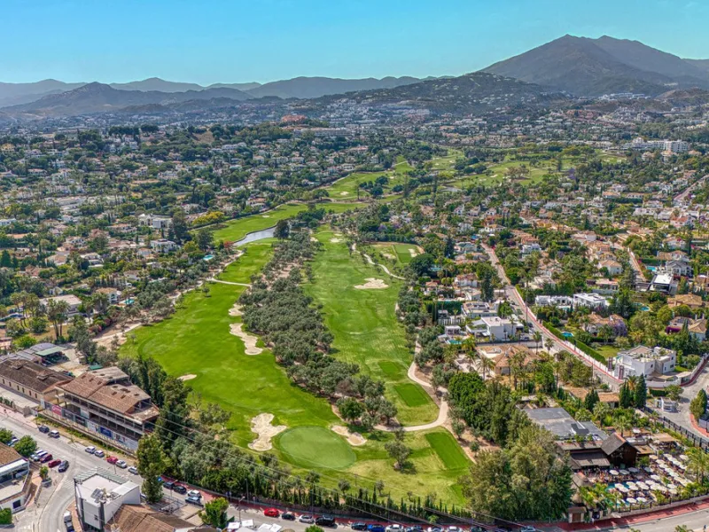 Elegant 3-Bedroom Townhouse with Golf & Mountain Views in Gated Nueva Andalucía Community