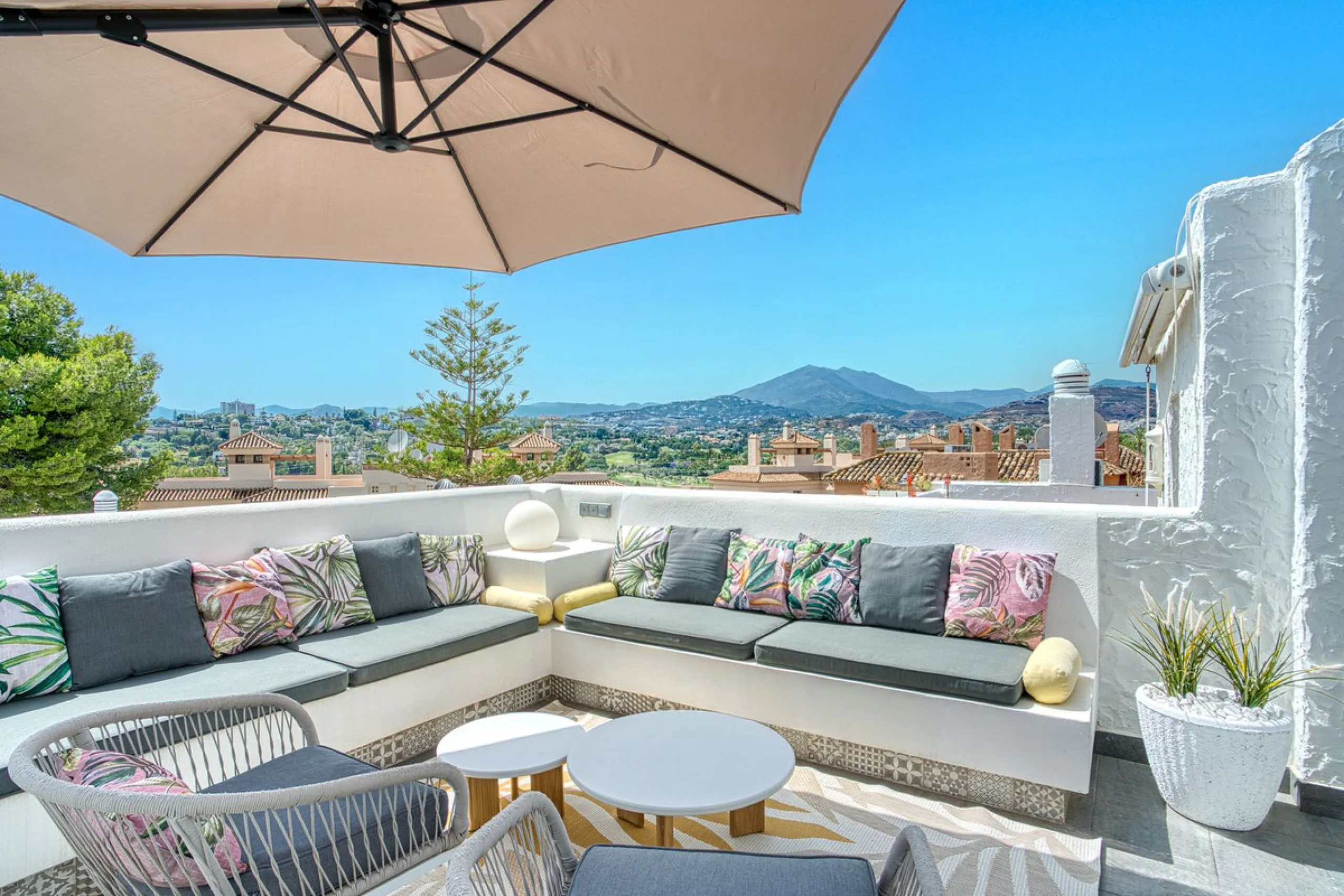 Elegant 3-Bedroom Townhouse with Golf & Mountain Views in Gated Nueva Andalucía Community