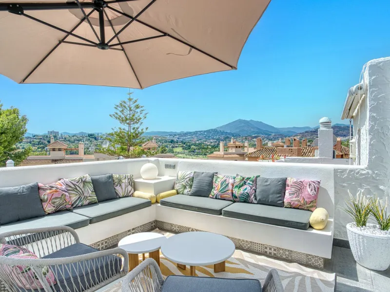 Elegant 3-Bedroom Townhouse with Golf & Mountain Views in Gated Nueva Andalucía Community