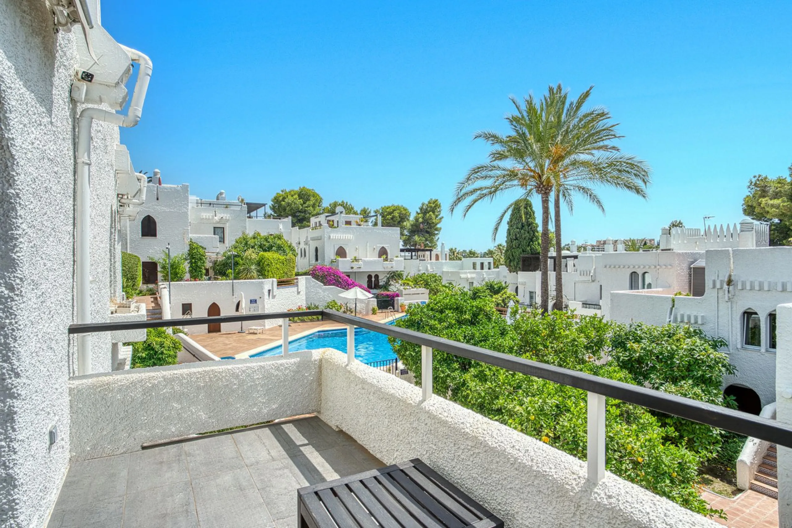 Elegant 3-Bedroom Townhouse with Golf & Mountain Views in Gated Nueva Andalucía Community