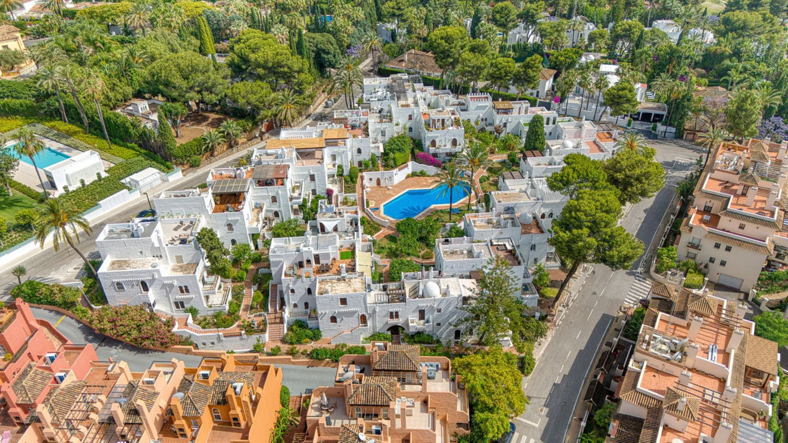 Elegant 3-Bedroom Townhouse with Golf & Mountain Views in Gated Nueva Andalucía Community