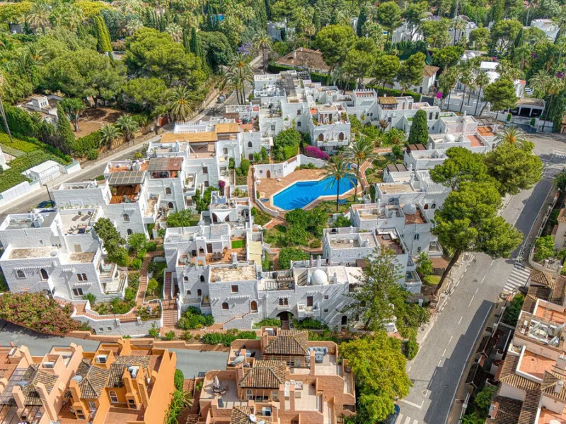 Elegant 3-Bedroom Townhouse with Golf & Mountain Views in Gated Nueva Andalucía Community