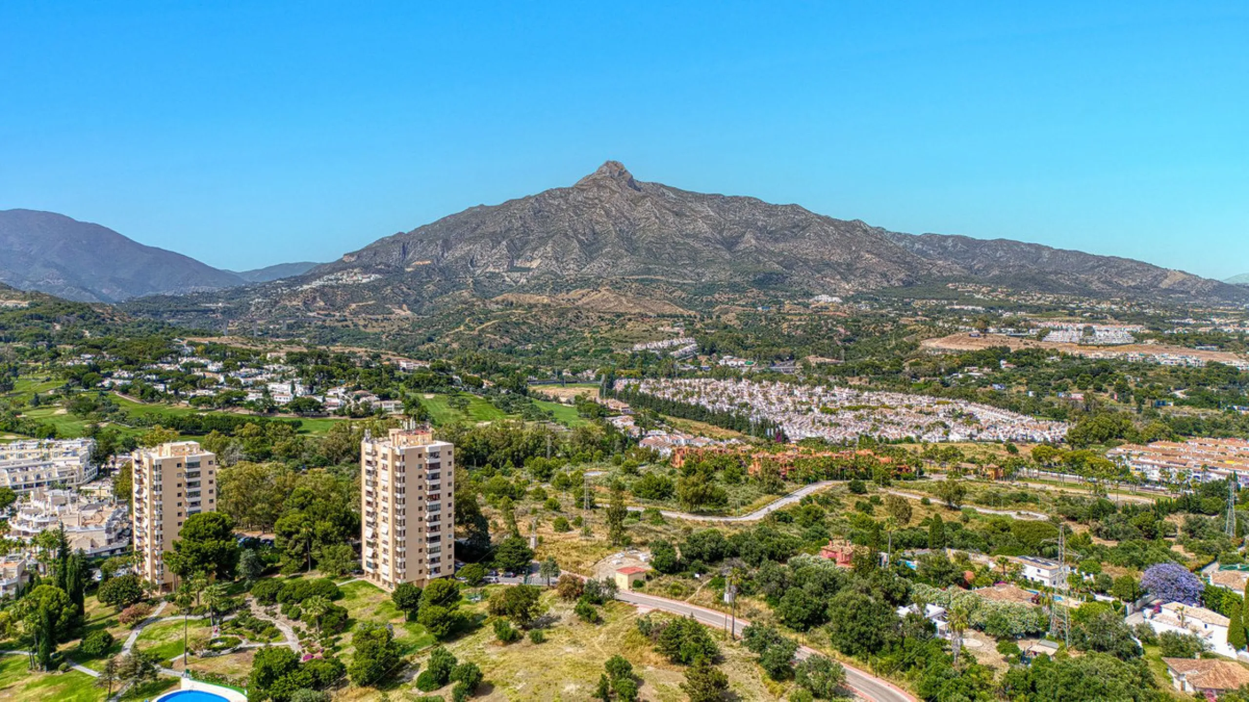 Elegant 3-Bedroom Townhouse with Golf & Mountain Views in Gated Nueva Andalucía Community
