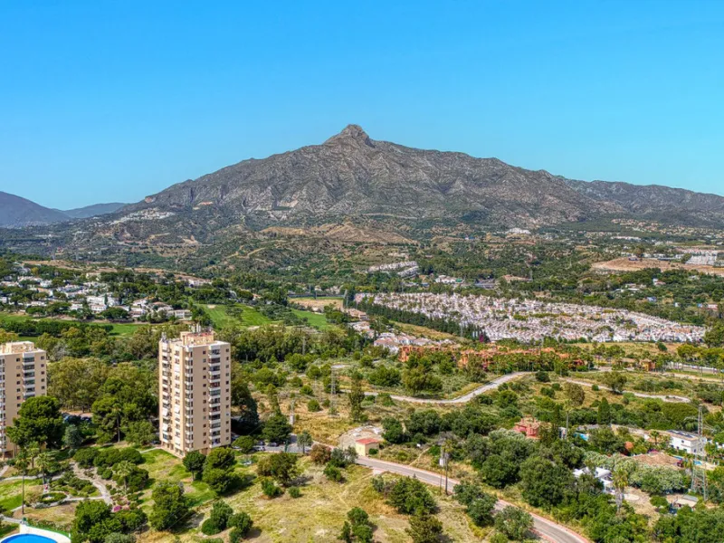 Elegant 3-Bedroom Townhouse with Golf & Mountain Views in Gated Nueva Andalucía Community