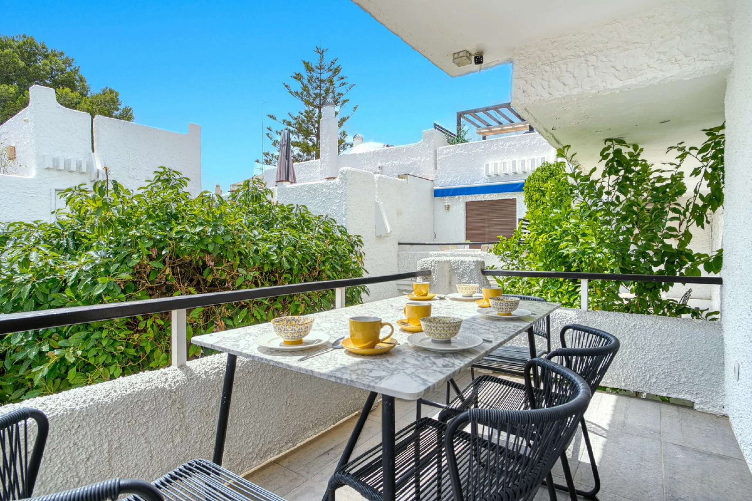 Elegant 3-Bedroom Townhouse with Golf & Mountain Views in Gated Nueva Andalucía Community