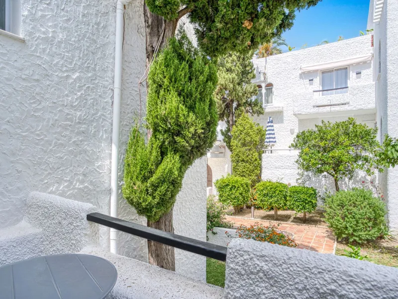 Elegant 3-Bedroom Townhouse with Golf & Mountain Views in Gated Nueva Andalucía Community