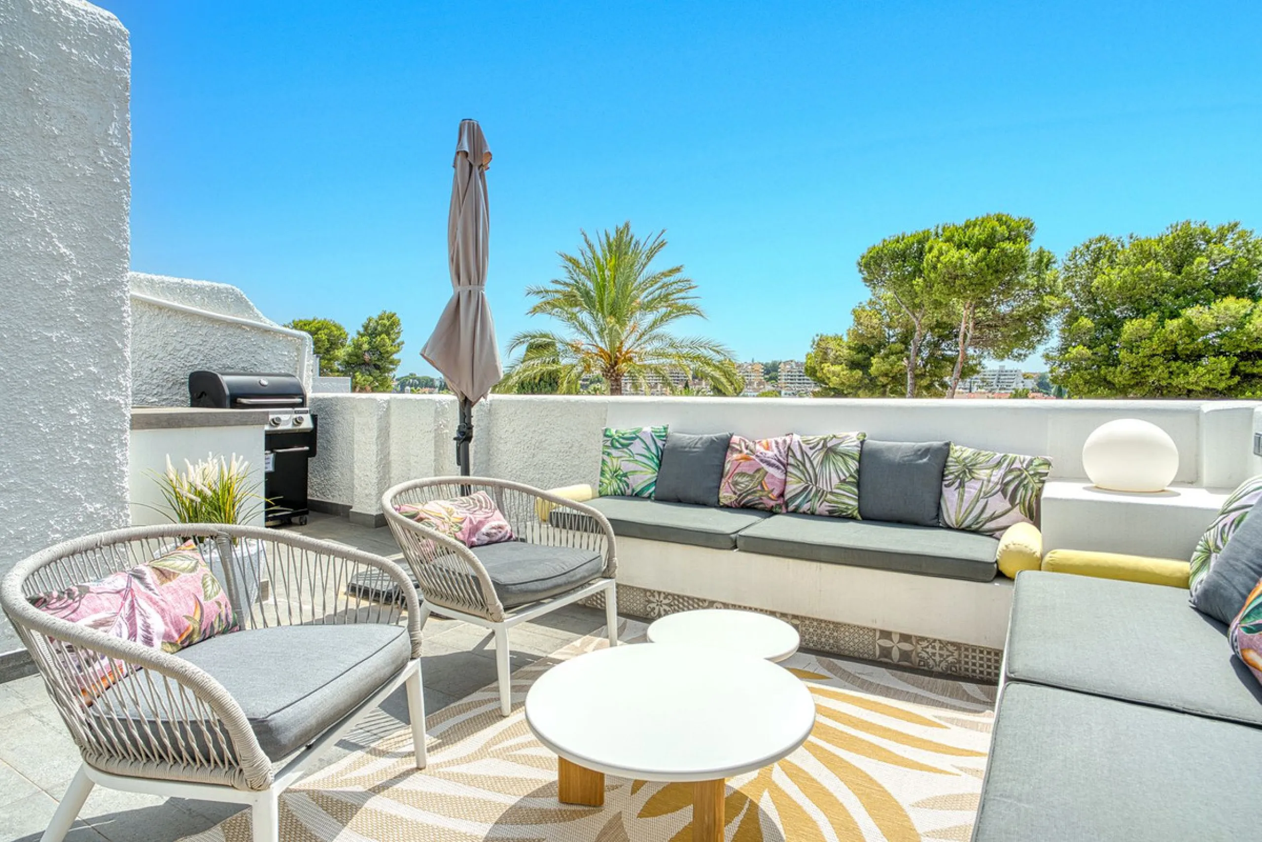 Elegant 3-Bedroom Townhouse with Golf & Mountain Views in Gated Nueva Andalucía Community
