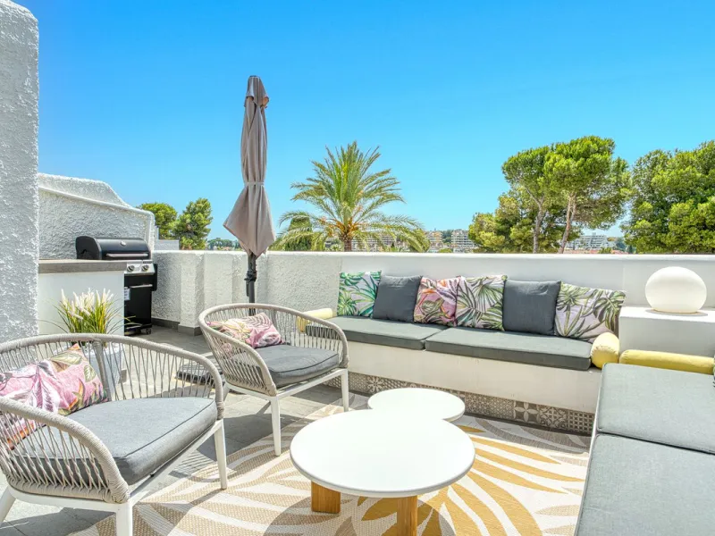 Elegant 3-Bedroom Townhouse with Golf & Mountain Views in Gated Nueva Andalucía Community