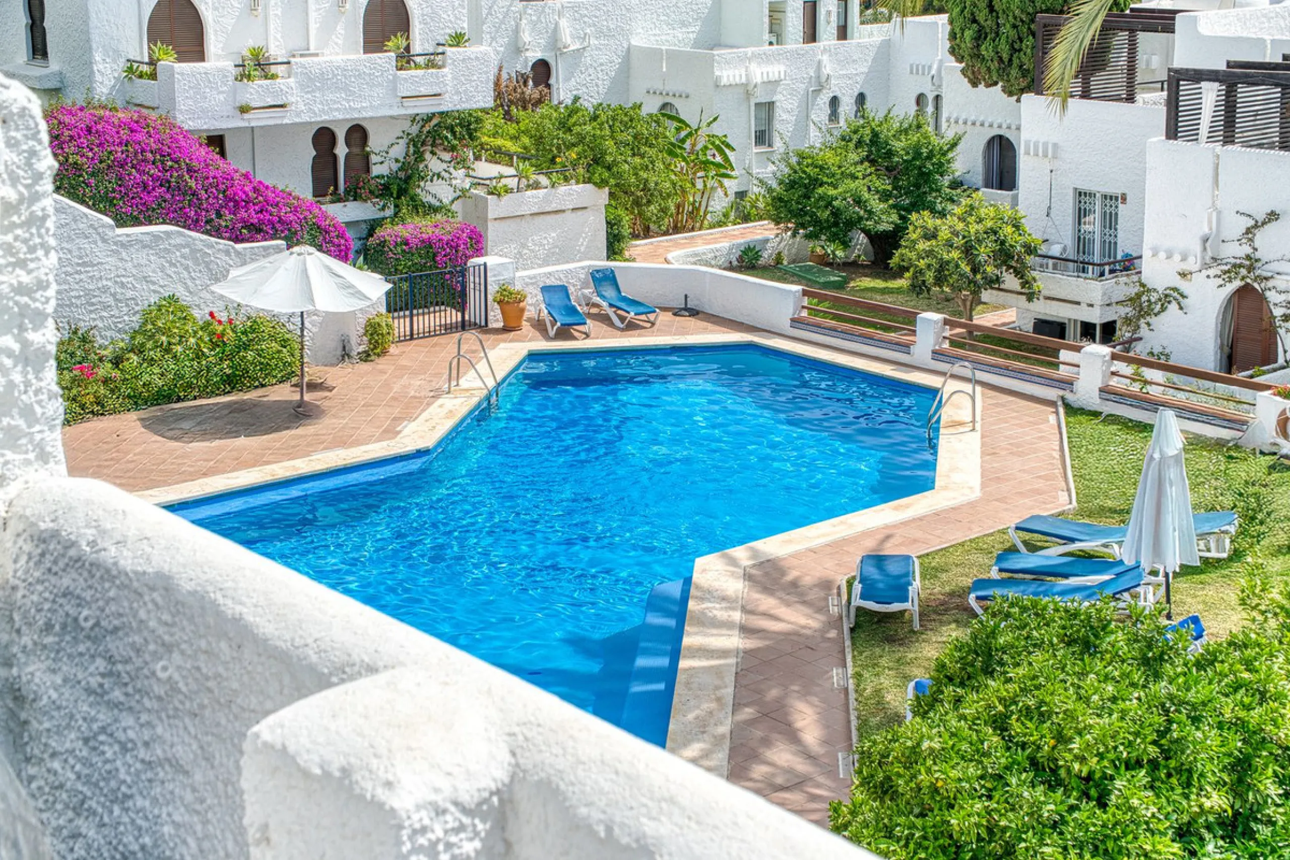 Elegant 3-Bedroom Townhouse with Golf & Mountain Views in Gated Nueva Andalucía Community