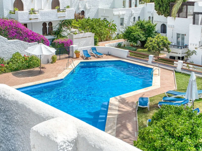 Elegant 3-Bedroom Townhouse with Golf & Mountain Views in Gated Nueva Andalucía Community