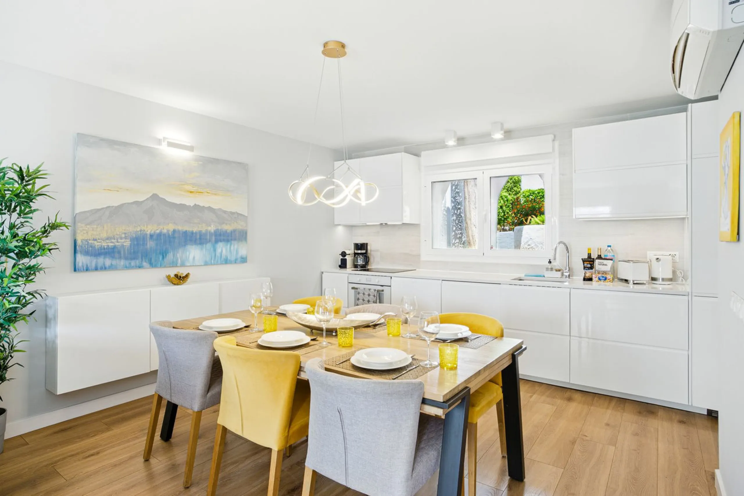 Elegant 3-Bedroom Townhouse with Golf & Mountain Views in Gated Nueva Andalucía Community