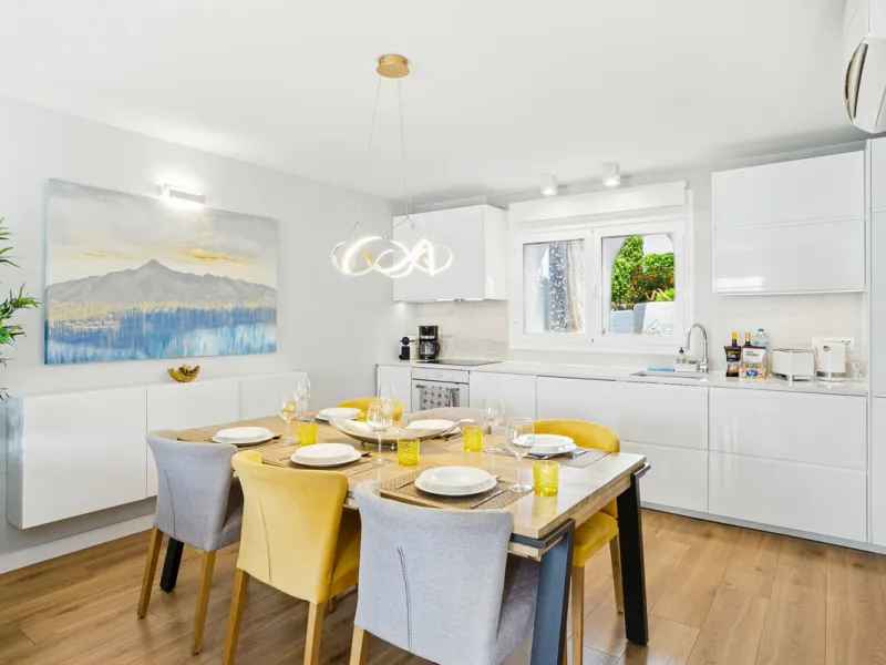 Elegant 3-Bedroom Townhouse with Golf & Mountain Views in Gated Nueva Andalucía Community