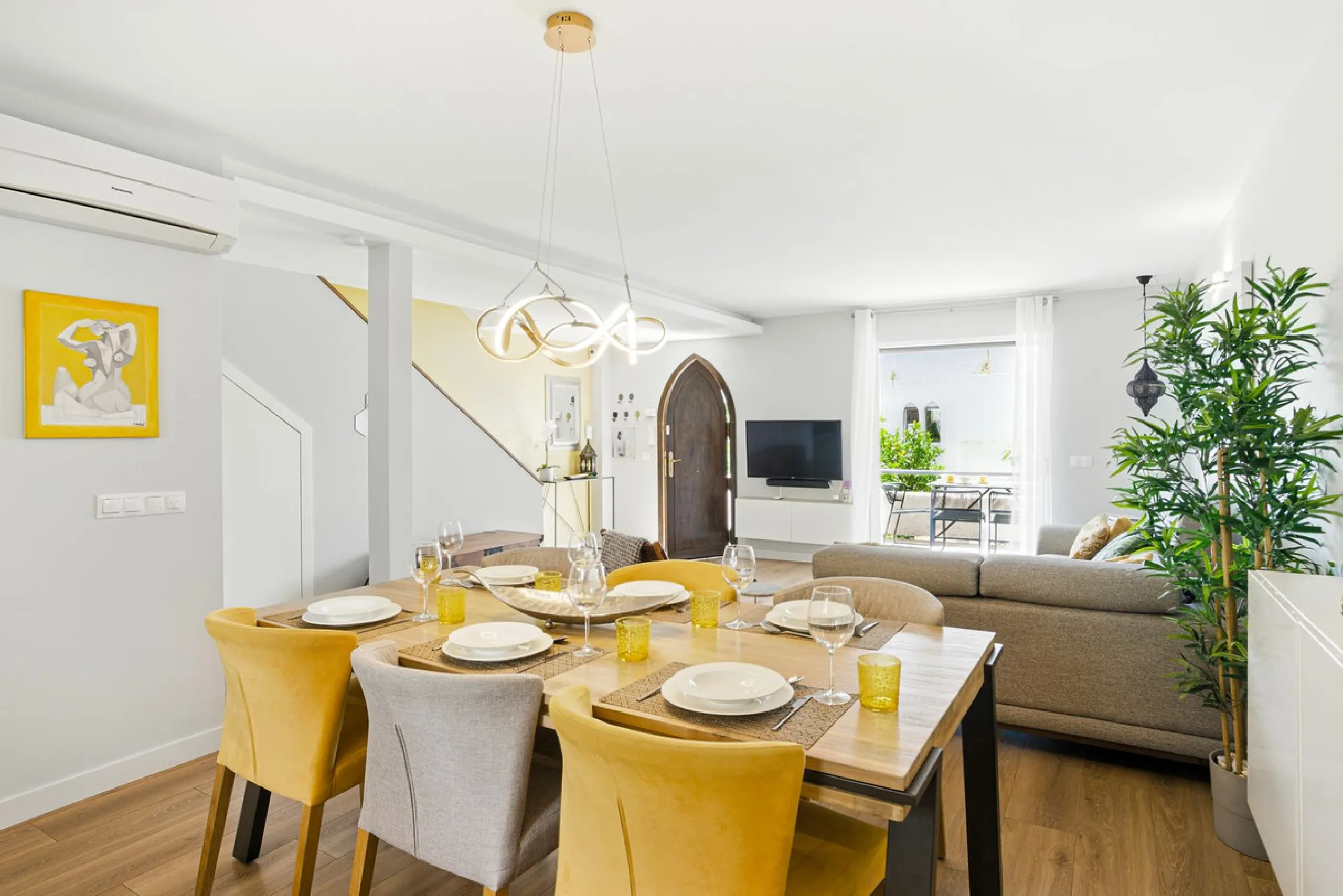 Elegant 3-Bedroom Townhouse with Golf & Mountain Views in Gated Nueva Andalucía Community