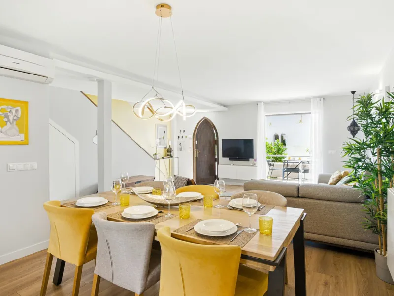 Elegant 3-Bedroom Townhouse with Golf & Mountain Views in Gated Nueva Andalucía Community
