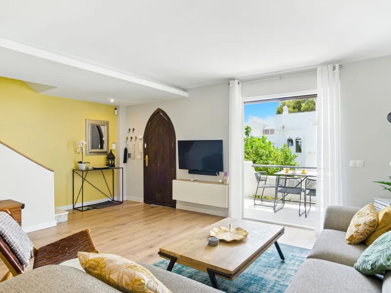 Elegant 3-Bedroom Townhouse with Golf & Mountain Views in Gated Nueva Andalucía Community