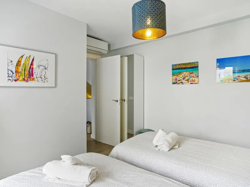 Elegant 3-Bedroom Townhouse with Golf & Mountain Views in Gated Nueva Andalucía Community