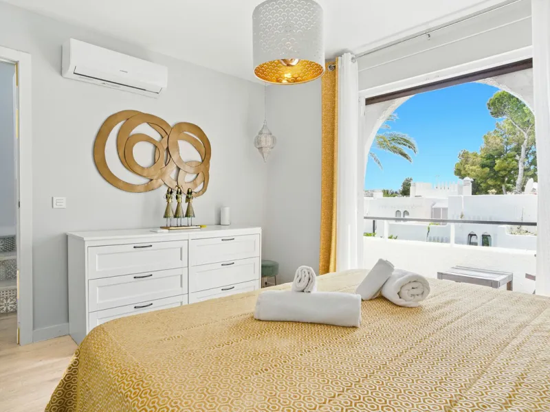 Elegant 3-Bedroom Townhouse with Golf & Mountain Views in Gated Nueva Andalucía Community