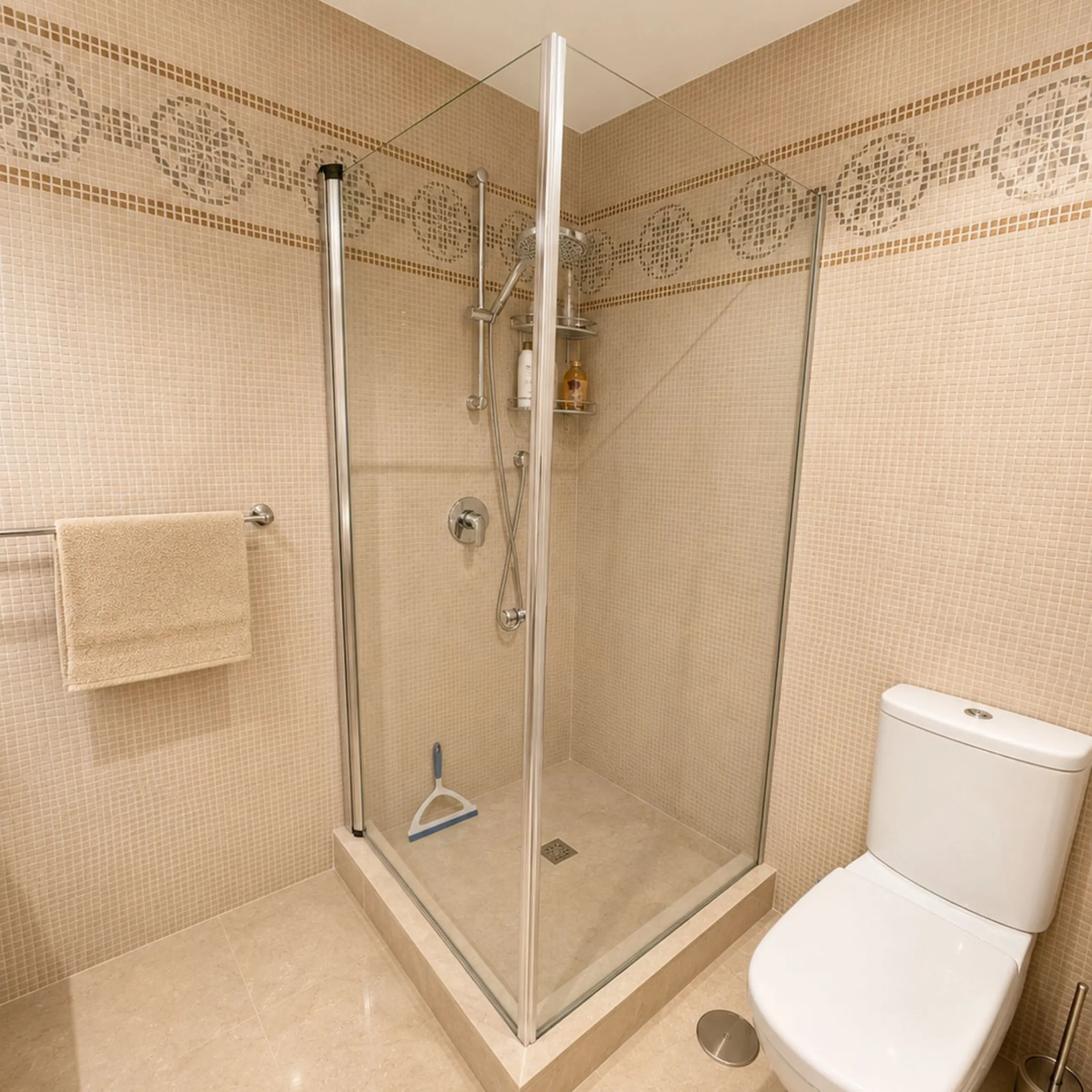Spacious Ground Floor Apartment with Mountain & Sea Views in Gated La Quinta Urbanization