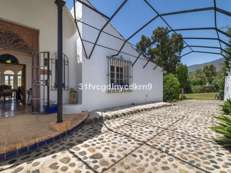 **Discover this Charming Villa in Valle Romano, Estepona** with tourist license