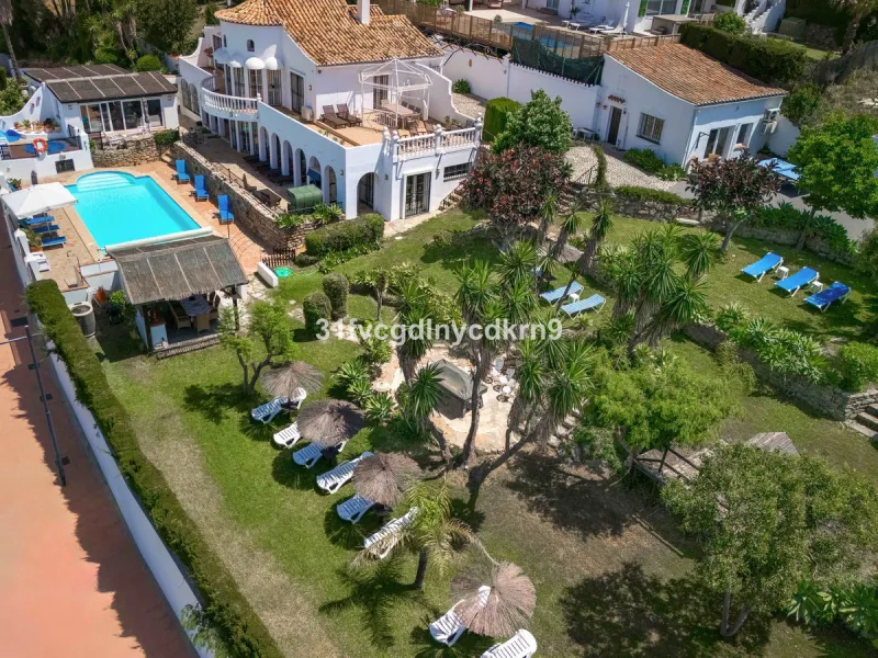 **Discover this Charming Villa in Valle Romano, Estepona** with tourist license