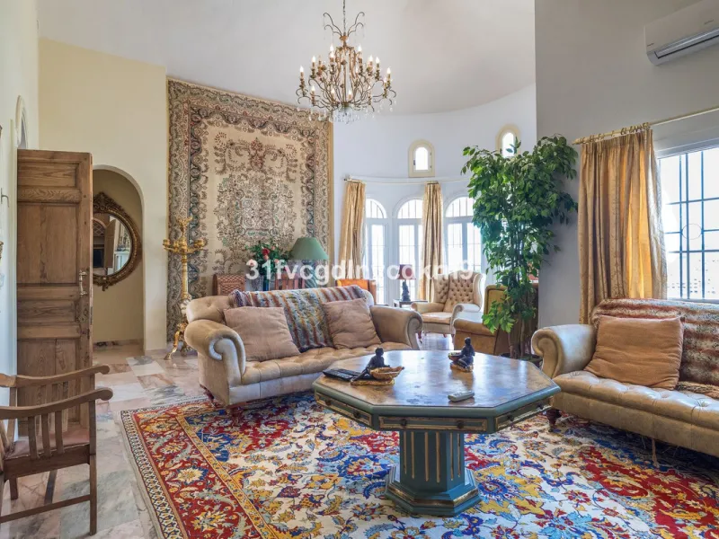 **Discover this Charming Villa in Valle Romano, Estepona** with tourist license