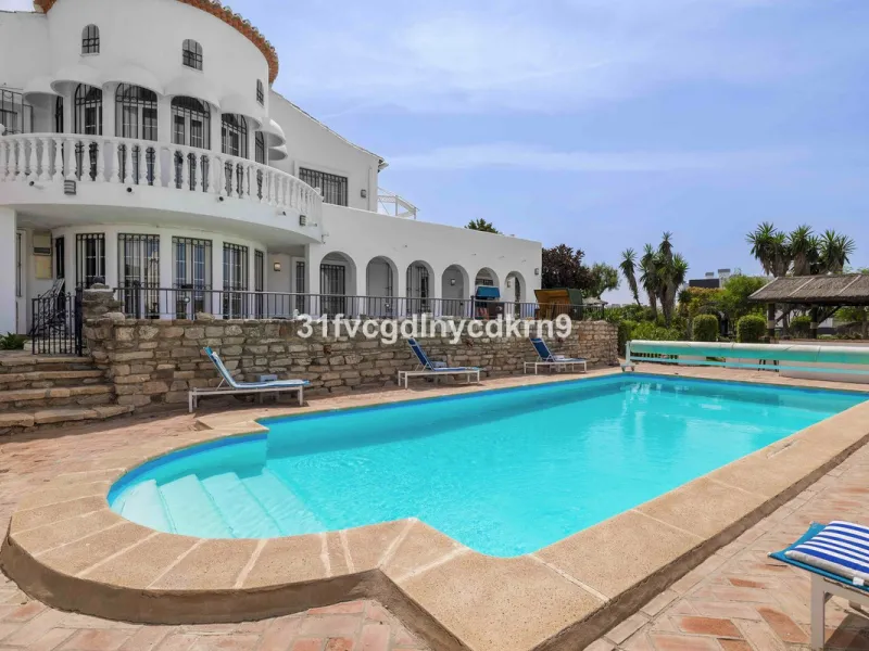 **Discover this Charming Villa in Valle Romano, Estepona** with tourist license