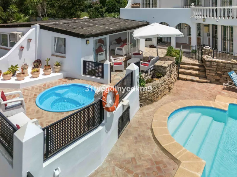**Discover this Charming Villa in Valle Romano, Estepona** with tourist license