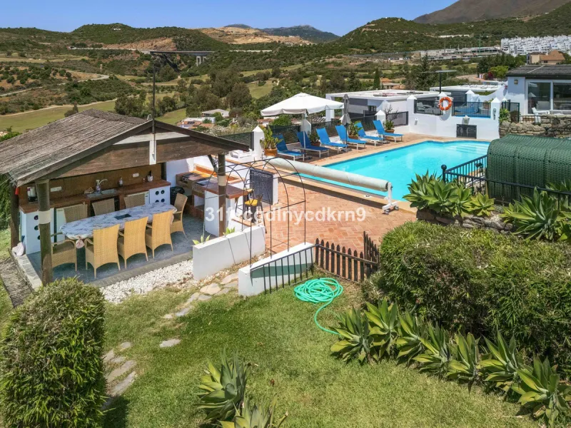 **Discover this Charming Villa in Valle Romano, Estepona** with tourist license