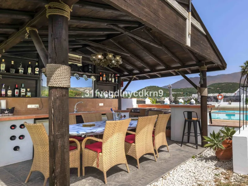 **Discover this Charming Villa in Valle Romano, Estepona** with tourist license