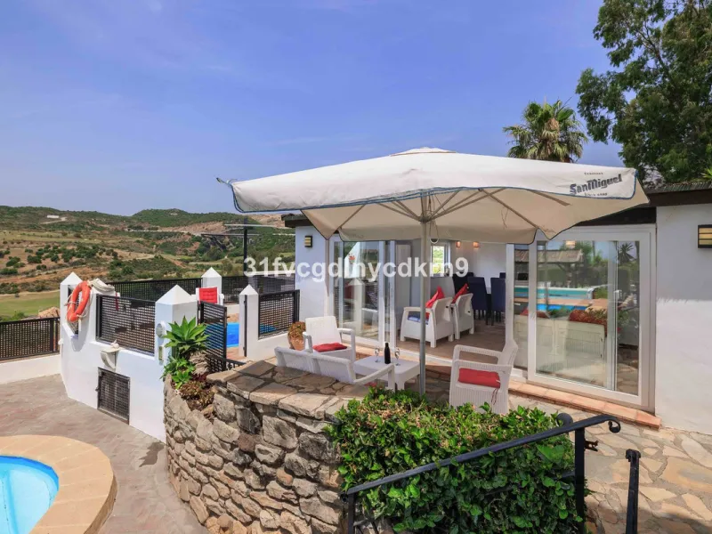 **Discover this Charming Villa in Valle Romano, Estepona** with tourist license