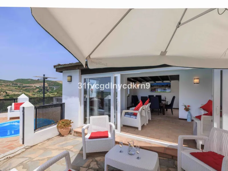 **Discover this Charming Villa in Valle Romano, Estepona** with tourist license