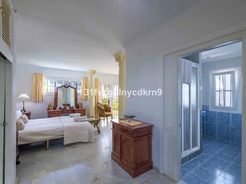 **Discover this Charming Villa in Valle Romano, Estepona** with tourist license