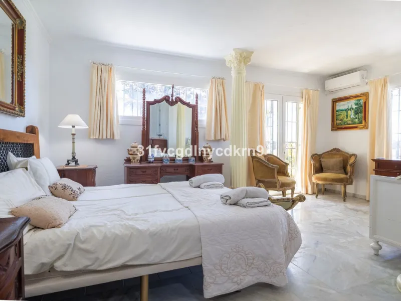 **Discover this Charming Villa in Valle Romano, Estepona** with tourist license