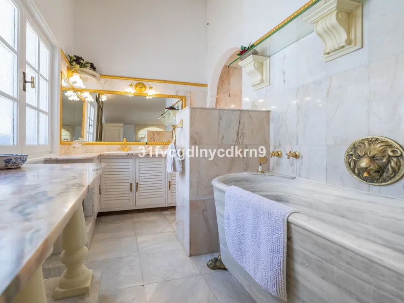 **Discover this Charming Villa in Valle Romano, Estepona** with tourist license