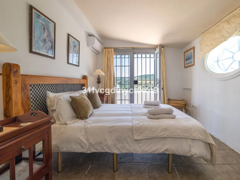 **Discover this Charming Villa in Valle Romano, Estepona** with tourist license