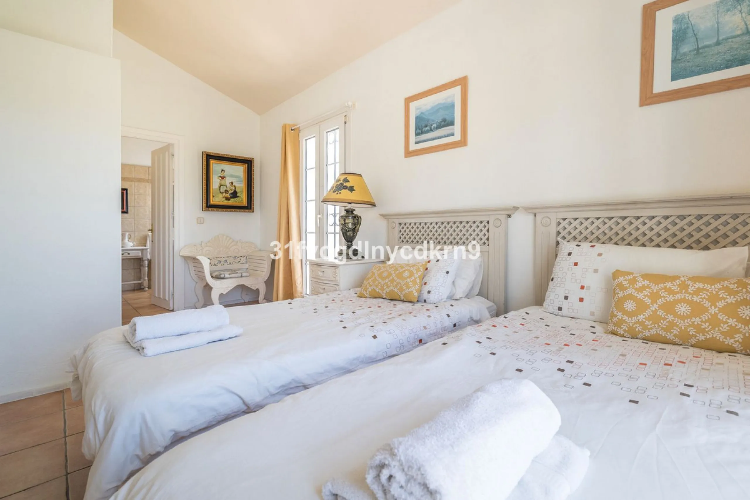**Discover this Charming Villa in Valle Romano, Estepona** with tourist license