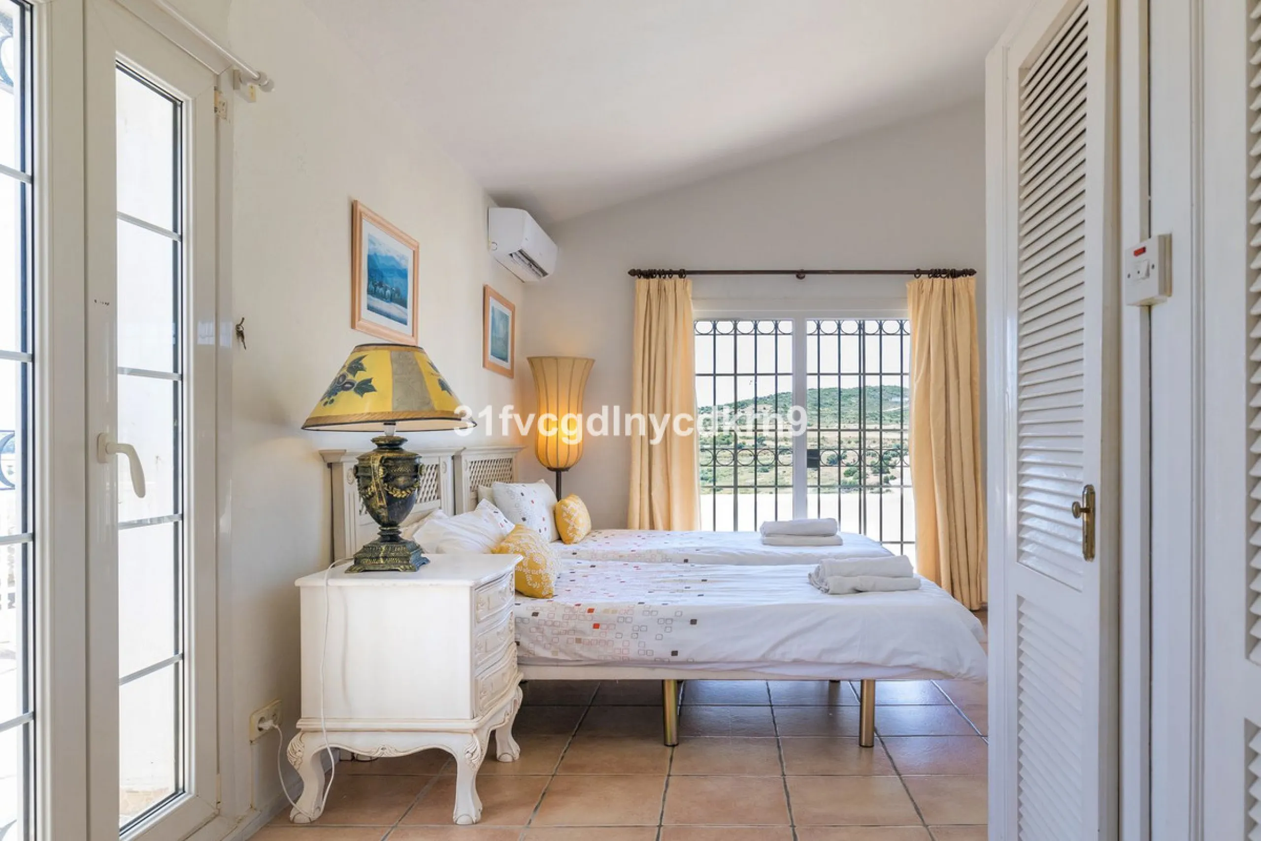 **Discover this Charming Villa in Valle Romano, Estepona** with tourist license
