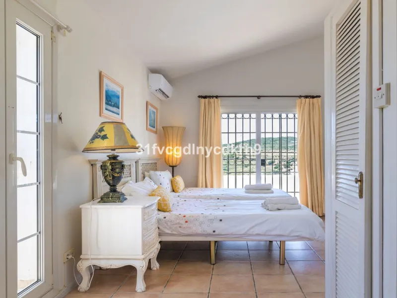 **Discover this Charming Villa in Valle Romano, Estepona** with tourist license