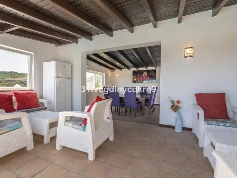 **Discover this Charming Villa in Valle Romano, Estepona** with tourist license