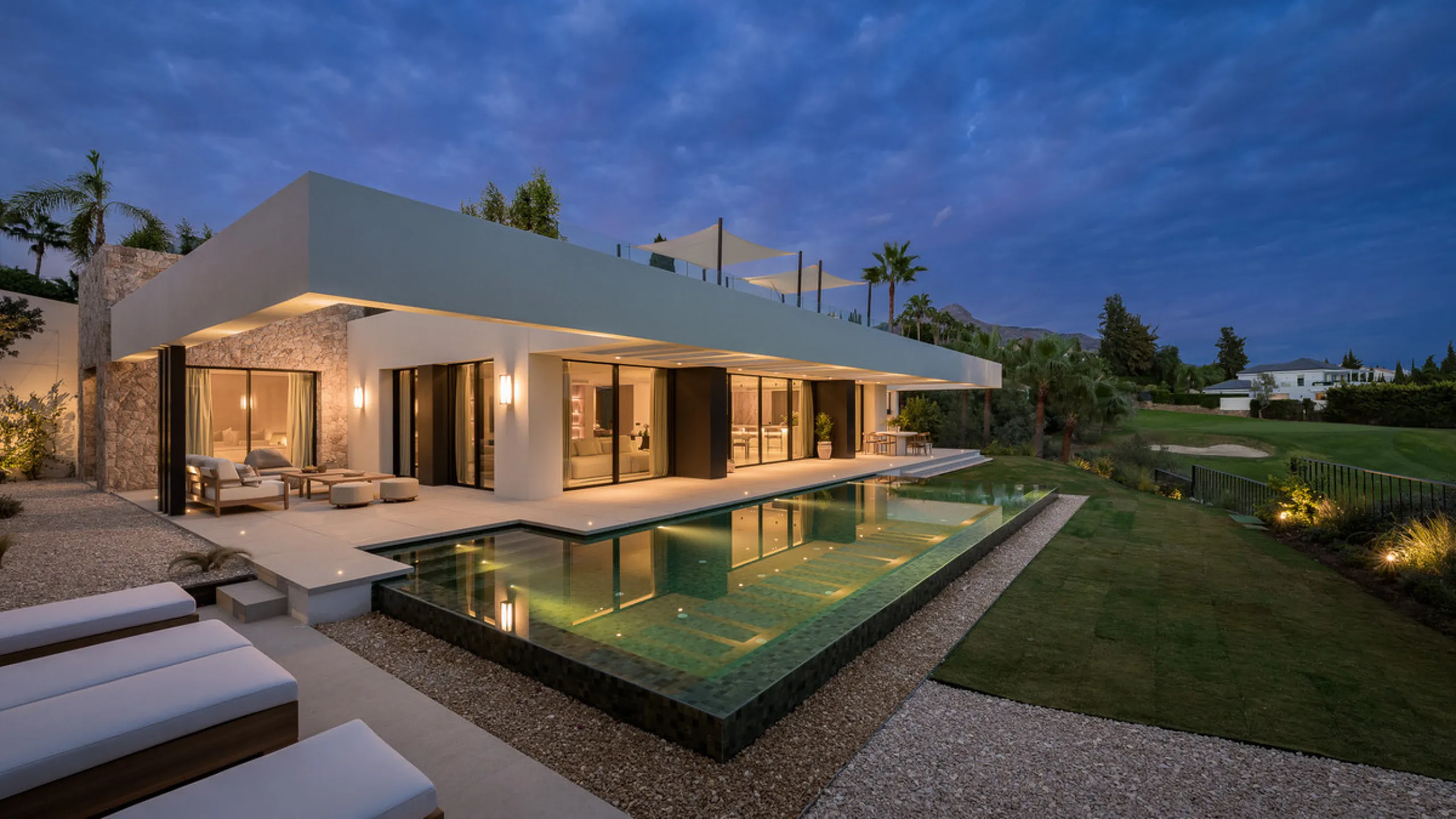 House - Detached Villa в продаже в Marbella, Málaga. В доме 4 спален и 6 ванных комнат. Площадь дома 408 м². Площадь участка 960 м²
