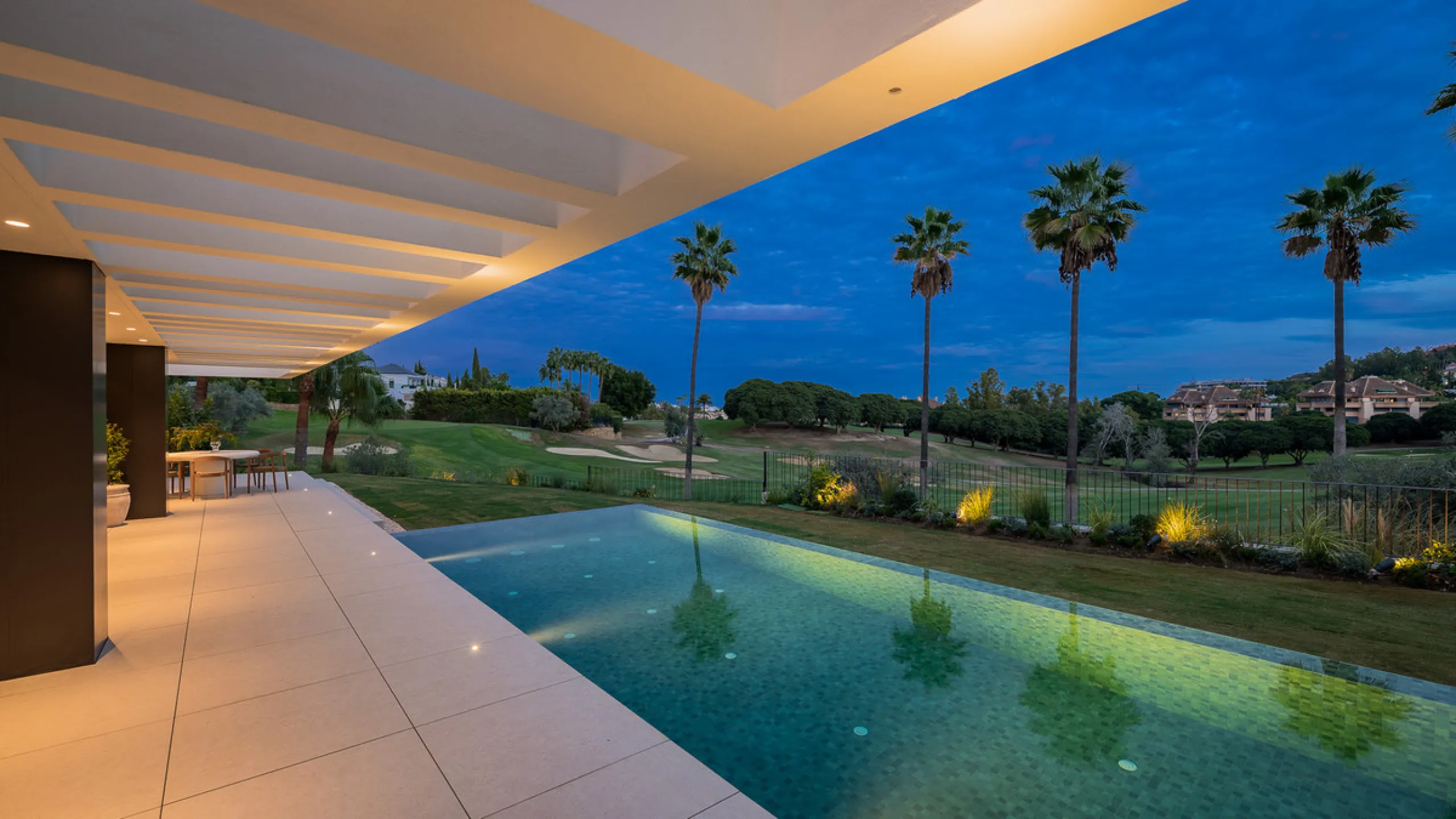House - Detached Villa в продаже в Marbella, Málaga. В доме 4 спален и 6 ванных комнат. Площадь дома 408 м². Площадь участка 960 м²