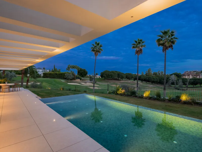 House - Detached Villa в продаже в Marbella, Málaga. В доме 4 спален и 6 ванных комнат. Площадь дома 408 м². Площадь участка 960 м²