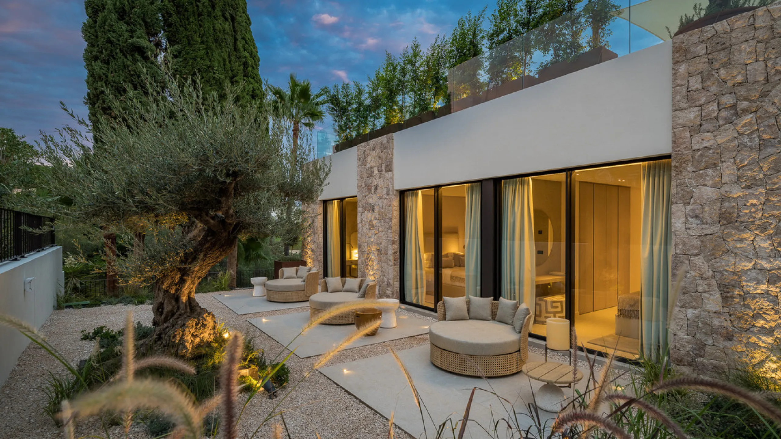 House - Detached Villa в продаже в Marbella, Málaga. В доме 4 спален и 6 ванных комнат. Площадь дома 408 м². Площадь участка 960 м²