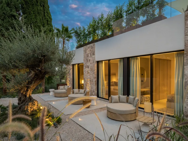 House - Detached Villa в продаже в Marbella, Málaga. В доме 4 спален и 6 ванных комнат. Площадь дома 408 м². Площадь участка 960 м²