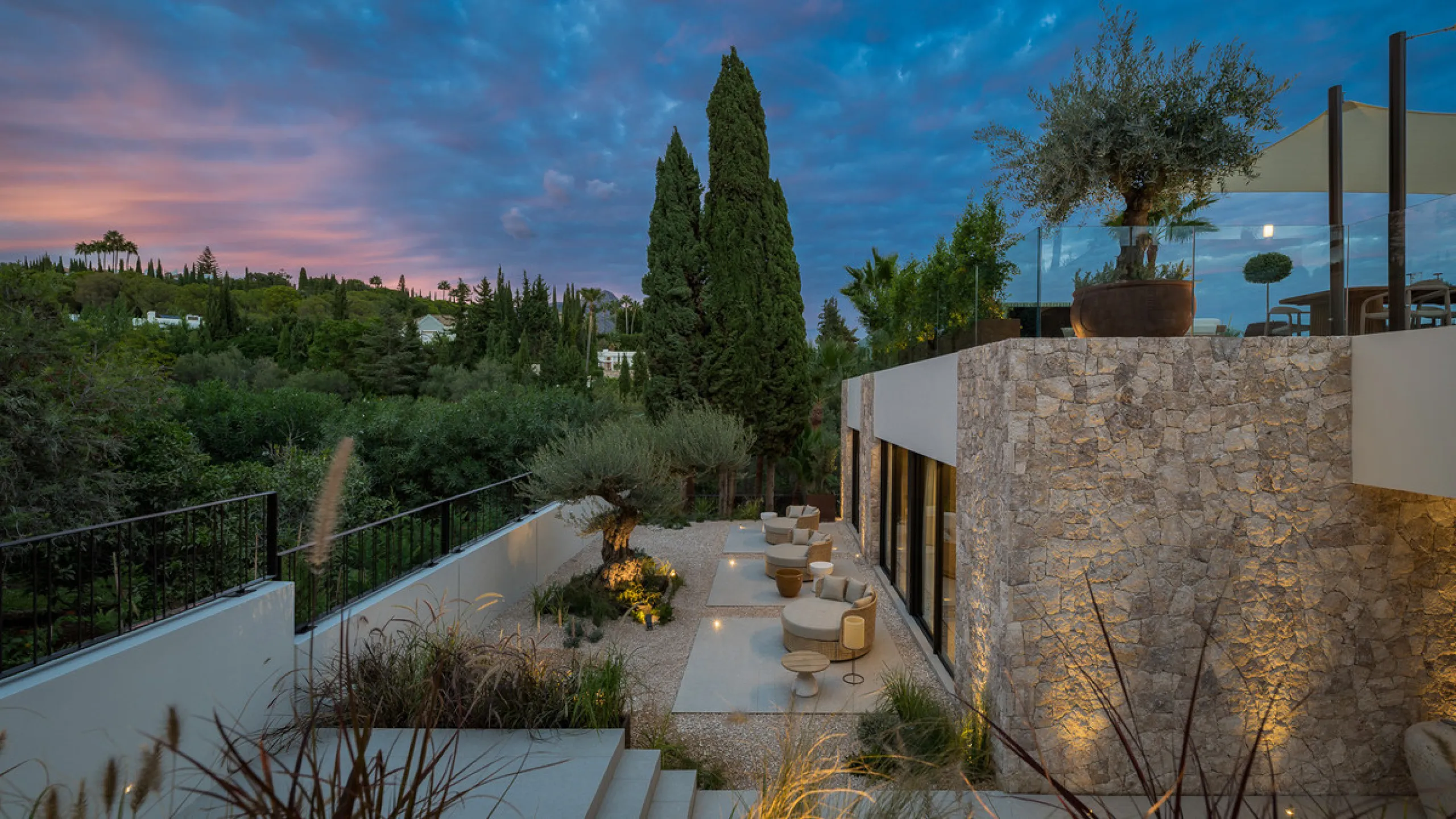 House - Detached Villa в продаже в Marbella, Málaga. В доме 4 спален и 6 ванных комнат. Площадь дома 408 м². Площадь участка 960 м²