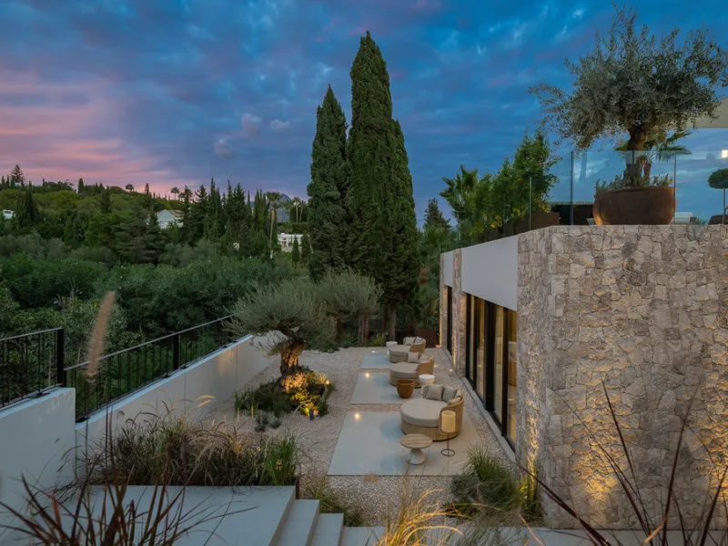 House - Detached Villa в продаже в Marbella, Málaga. В доме 4 спален и 6 ванных комнат. Площадь дома 408 м². Площадь участка 960 м²