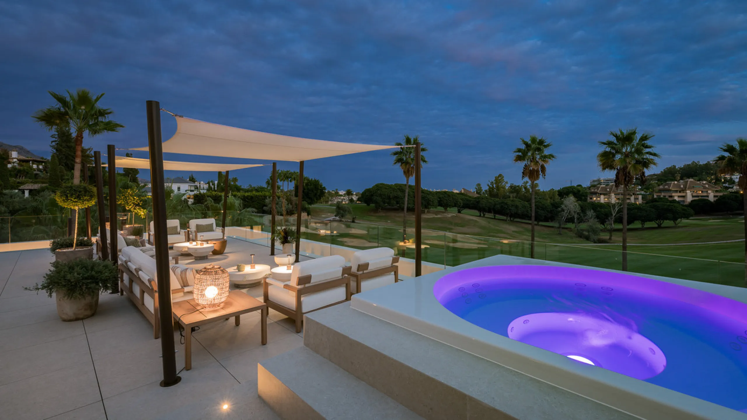 House - Detached Villa в продаже в Marbella, Málaga. В доме 4 спален и 6 ванных комнат. Площадь дома 408 м². Площадь участка 960 м²