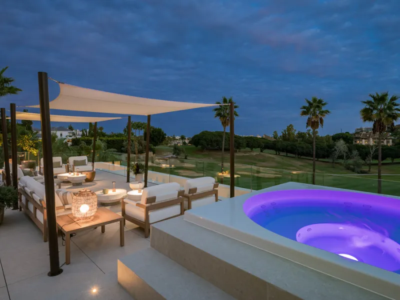 House - Detached Villa в продаже в Marbella, Málaga. В доме 4 спален и 6 ванных комнат. Площадь дома 408 м². Площадь участка 960 м²