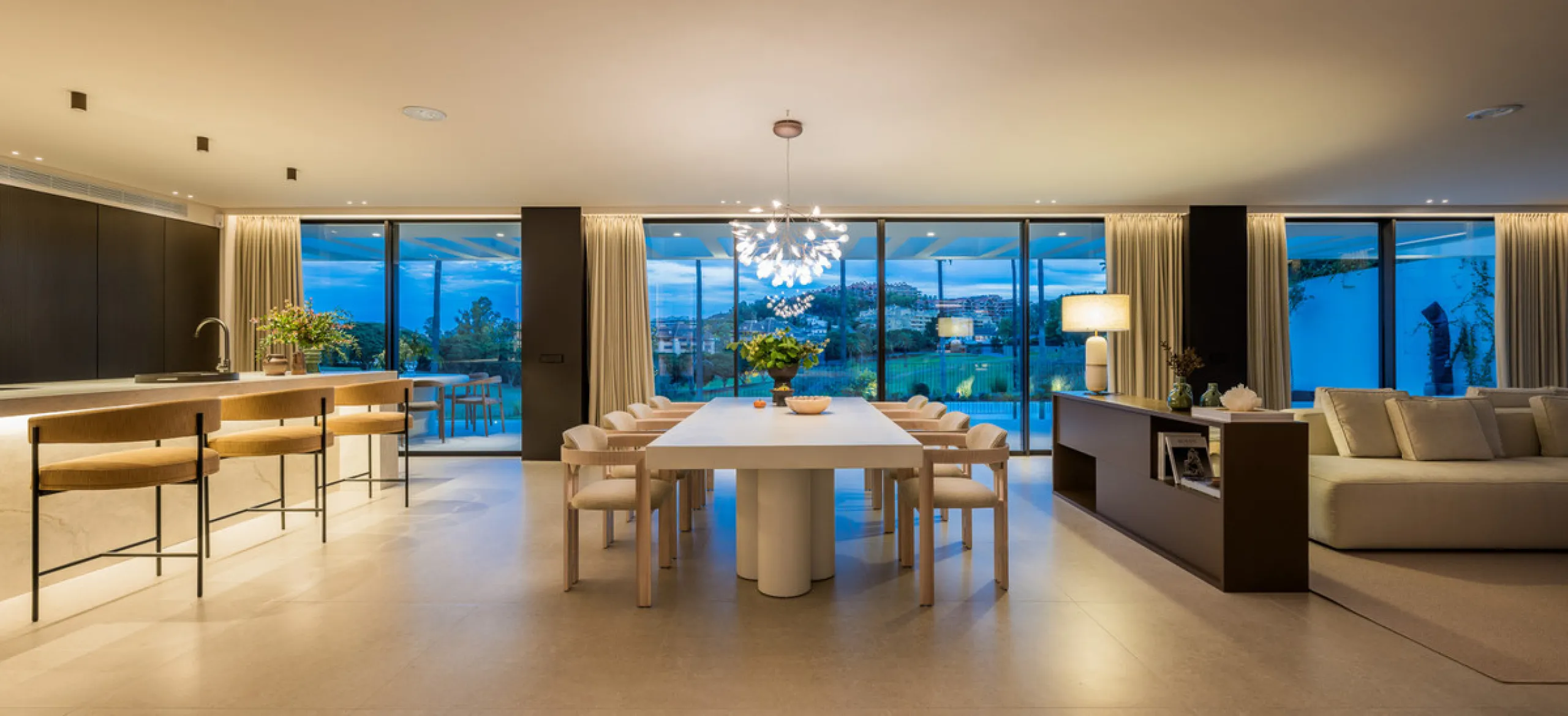 House - Detached Villa в продаже в Marbella, Málaga. В доме 4 спален и 6 ванных комнат. Площадь дома 408 м². Площадь участка 960 м²
